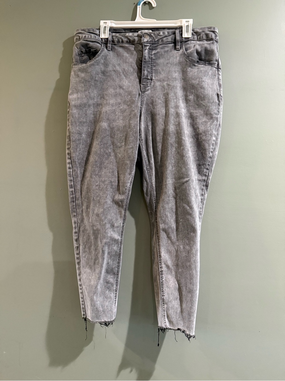 Ava & Viv Gray Washed Ankle Jeans with Frayed Hem